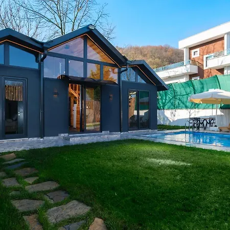 Heated Pool Bungalow With Garden In *