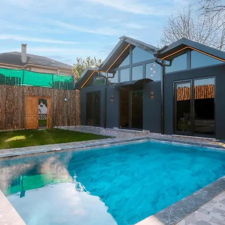 Nyaraló Heated Pool Bungalow With Garden In Sapanca